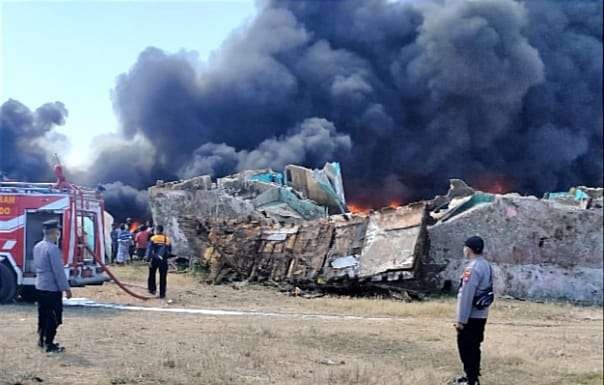 Tumpukan perahu bekas di sekitar Pelabuhan Panarukan Situbondo dilalap api.(foto: BPBD Situbondo)