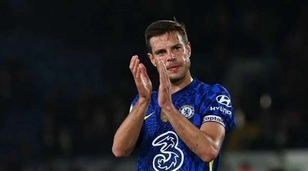 Cesar Azpilicueta memperbaruai kontrak dengan Chelsea untuk dua tahun lagi. (Foto: Twitter/@Cesar Azpi)