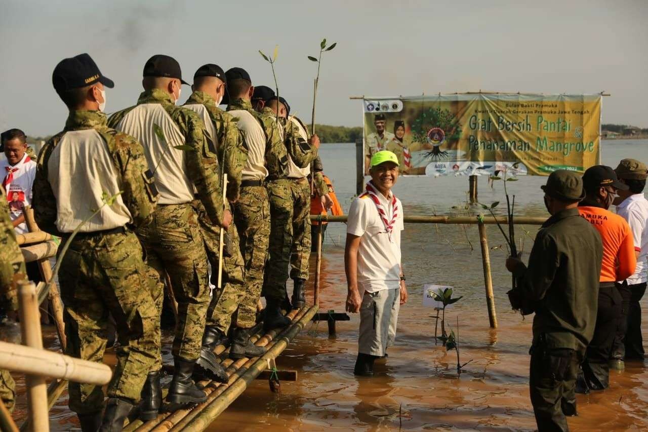 Gubernur Ganjar Pranowo dan Pramuka Kwartir Daerah Jawa Tengah menanam mangrove di Pantai Mangunharjo, Semarang, Jumat 5 Agustus 2022. (Foto: ist)