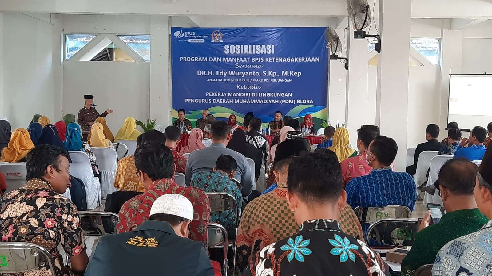 BPJS Ketenagakerjaan saat melakukan sosialisasi di Gedung Pengurus Daerah Muhammadiyah Kabupaten Blora, Kamis 4 Agustus 2022. (Foto: Ahmad Sampurno /Ngopibareng.id)