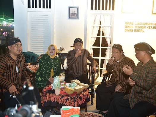 Bupati Lamongan Yuhronur Efendi dan Wabup Abdul Rouf sedang menikmati penganan di salah satu stan Lamongan Tempo Doloe (Imron Rosidi/Ngopoibareng.id)