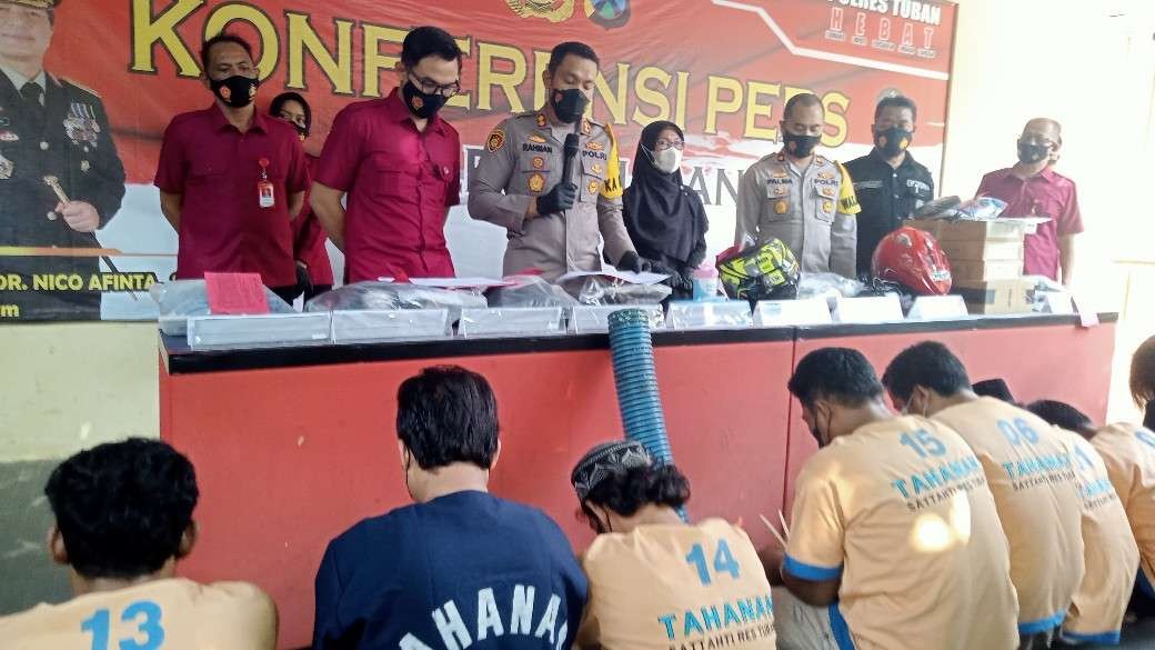 Kapolres Tuban, AKBP Rahman Wijaya didampingi Kasatreskrim Polres Tuban saat konferensi pers pengungkapan kasus kejahatan di Tuban (Foto: Khoirul Huda/Ngopibareng.id)