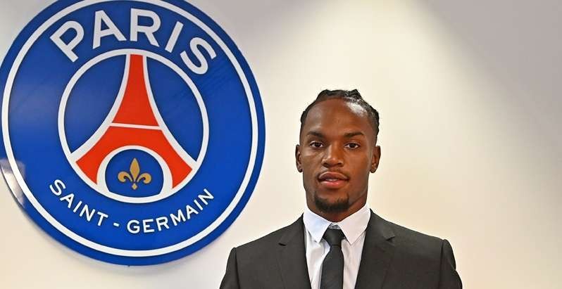 Renato Sanches menjadi rekrutan anyar PSG di bursa transfer musim panas ini. (Foto: Tiwtter/@PSG-inside)