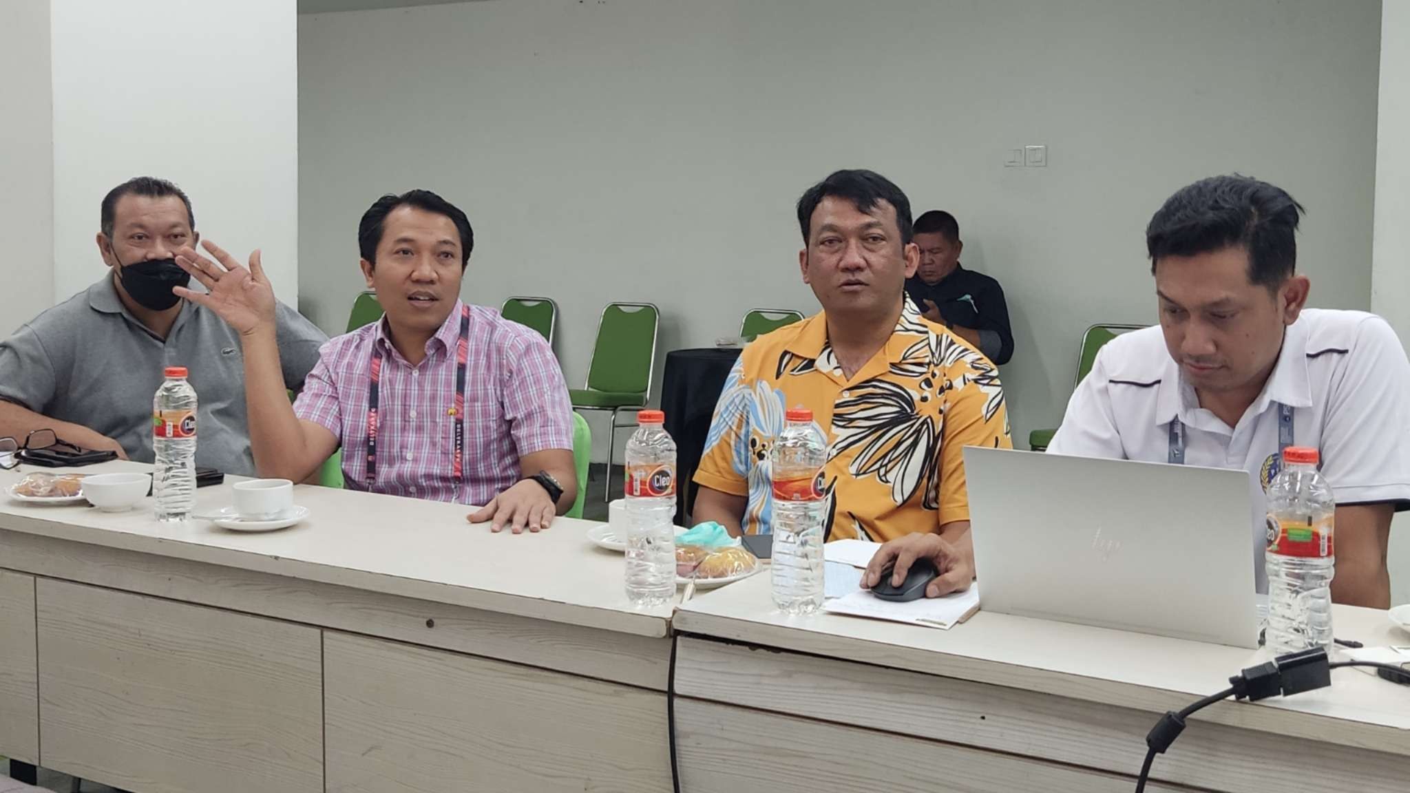 Project Officer Tim Sepak Bola Jatim, Amir Burhanuddin (dua dari kiri) menjelaskan persiapan tim sepak bola kepada KONI Jatim di Surabaya, Jumat 5 Agustus 2022. (Foto: Fariz Yarbo/Ngopibareng.id)