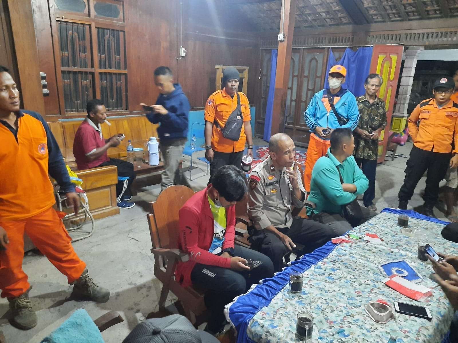 Gabungan tim bersama atlet, usai melakukan evakuasi. (Foto: Ahmad Sampurno/Ngopibareng.id)