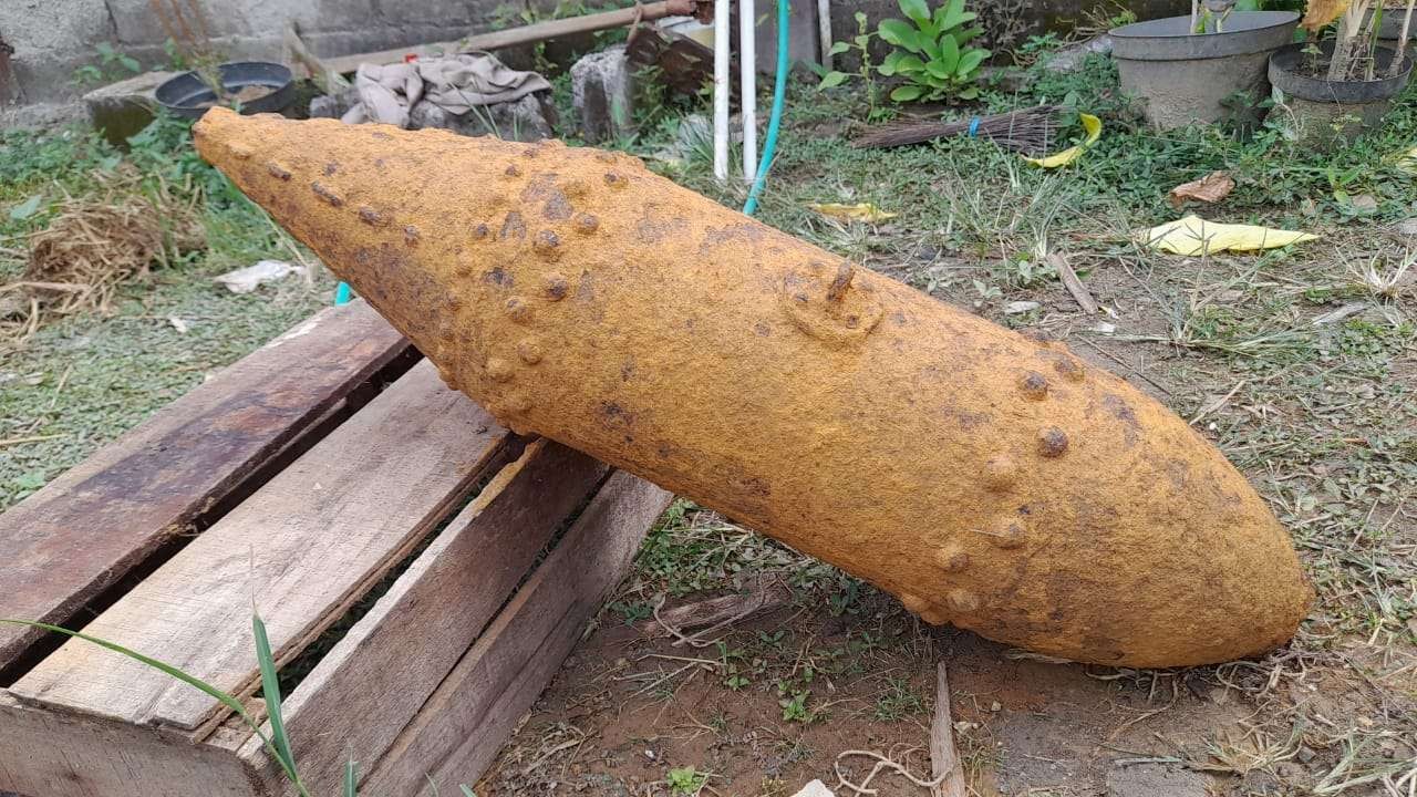 Benda mirip bom ditemukan oleh warga Blora di lahan pertanian. Diduga peninggalan zaman Belanda. (Foto: Ahmad Sampurno/Ngopibareng.id)