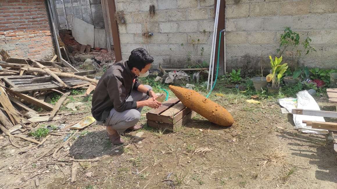 Anggota Polsek Blora saat mendatangi benda mirip bom yang ditemukan warga. (Foto: Ahmad Sampurno/Ngopibareng.id)