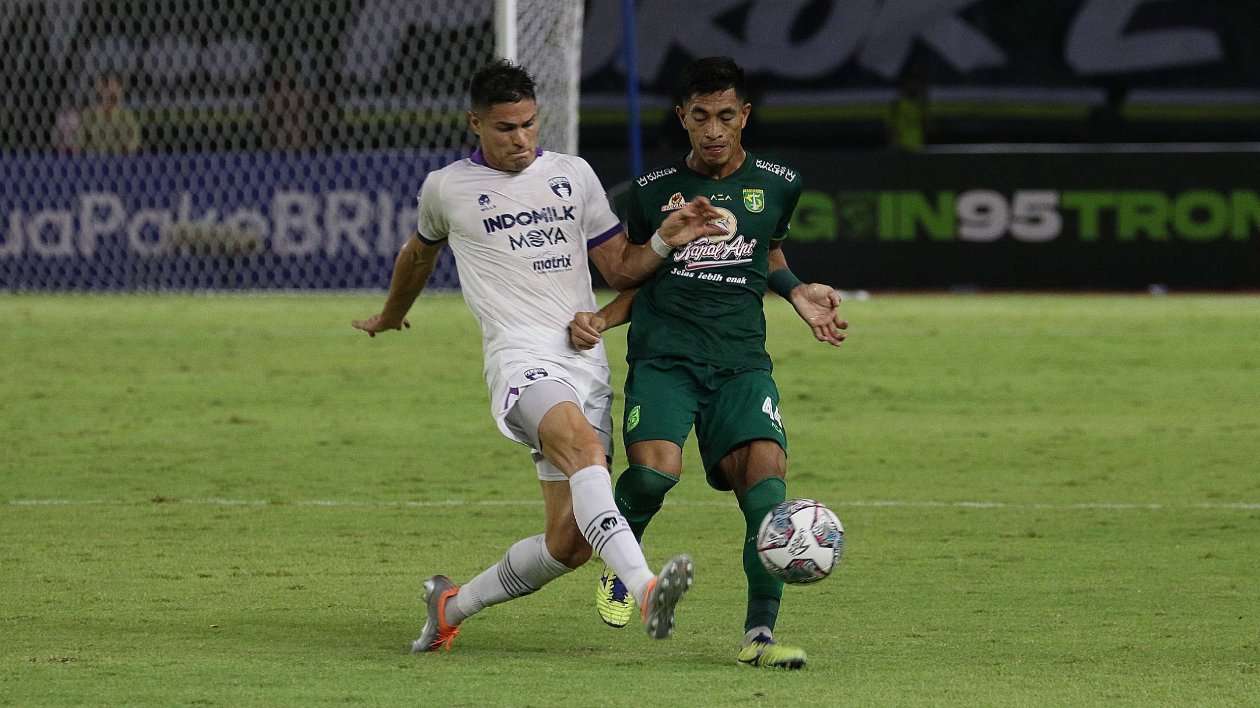 Stopper Persebaya, Riswan Lauhim (kanan) saat menjaga pemain Persita di Stadion Gelora Bung Tomo, Surabaya, Senin 1 Agustus 2022. (Foto: Fariz Yarbo/Ngopibareng.id)