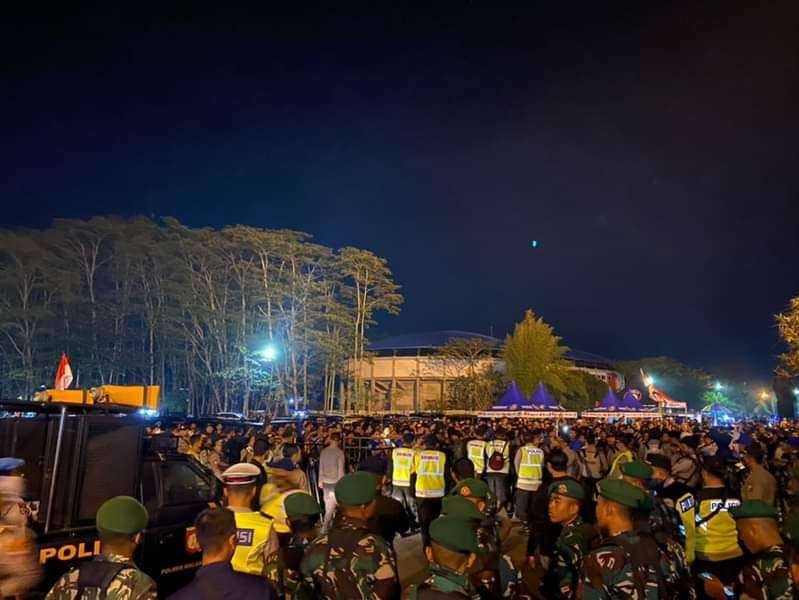 Para Aremania ketika melakukan aksi di luar lapangan Stadion Kanjuruhan, Kabupaten Malang (Foto: Lalu Theo/ngopibareng.id)