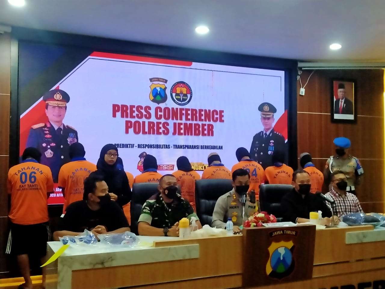 Kapolres Jember AKBP Hery Purnono saat gelar perkara kasus perusakan dan pembakaran rumah. (Foto: Rusdi/Ngopibareng.id)