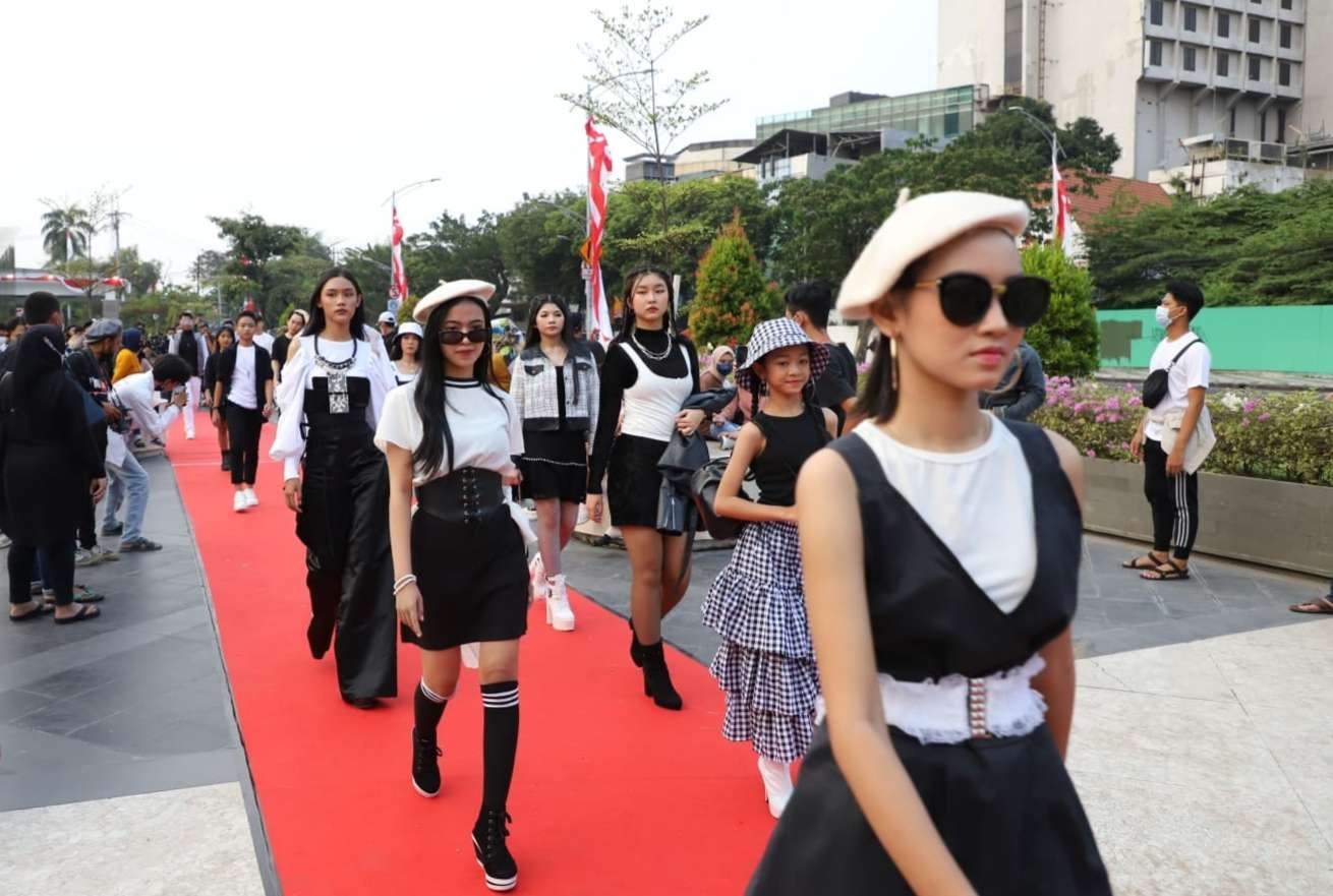 Street fashion show di area luar Alun-alun Suroboyo, Balai Pemuda, dalam acara bertajuk "Mejeng Nang Suroboyo". (Foto: Dokumentasi Mejeng Nang Tunjungan)