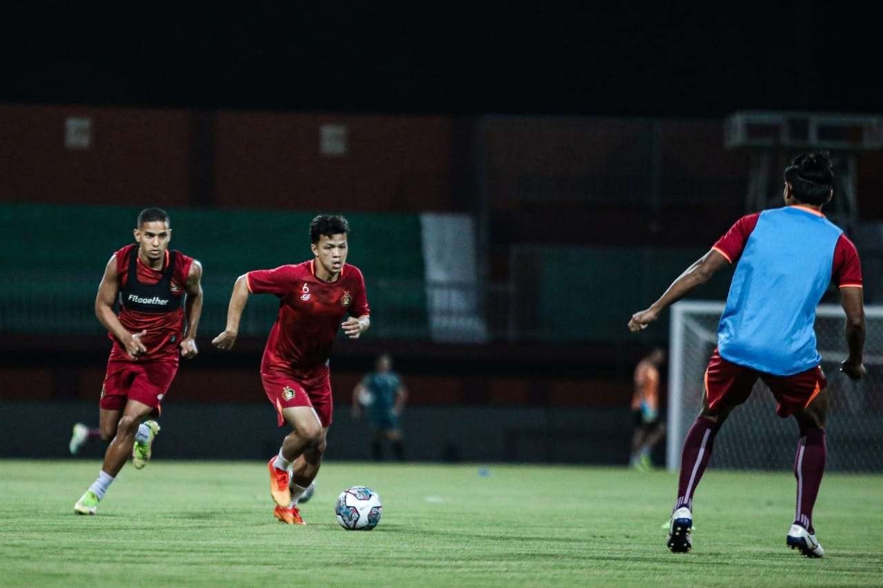 Sehari jelang pertandingan lawan Madura United , tim sepak bola Persik Kediri jajal Stadion Gelora Madura Ratu Pamelingan, Pamekasan. (foto : Istimewa)