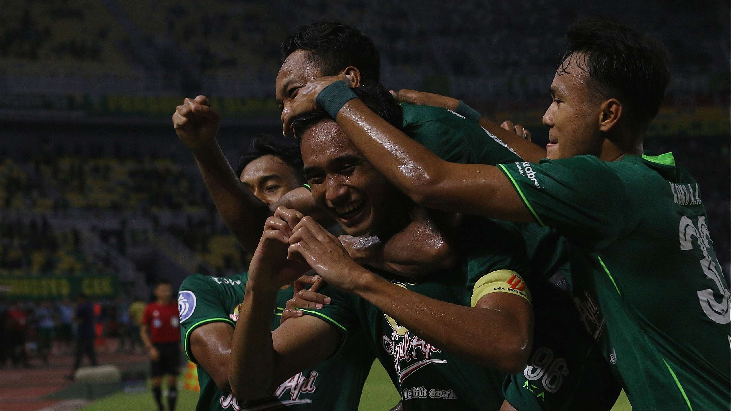 Pemain Persebaya, Rizky Ridho bersama rekannya melakukan selebrasi usai menjebol gawang Persita Tangerang di Stadion Gelora Bung Tomo, Surabaya, Senin 1 Agustus 2022. (Foto: Fariz Yarbo/Ngopibareng.id)