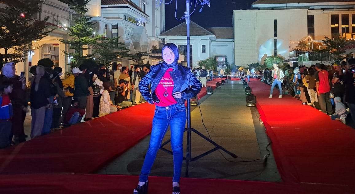 Salah satu model disabilitas dari agensi FMD saat beraksi di atas red carpet Mejeng Nang Suroboyo. (Foto: Pita Sari/Ngopibareng.id)