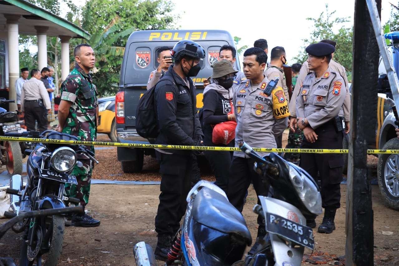 Selain memperketat pengamanan polisi juga memasang garis polisi di beberapa rumah yang menjadi sasaran teror (Foto: Istimewa)