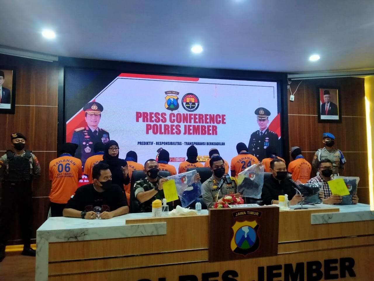 Kapolres Jember AKBP Hery Purnomo menunjukkan beberapa barang bukti kasus teror perusakan dan pembakaran rumah sekaligus menghadirkan para tersangka. (Foto: Rusdi/Ngopibareng.id)