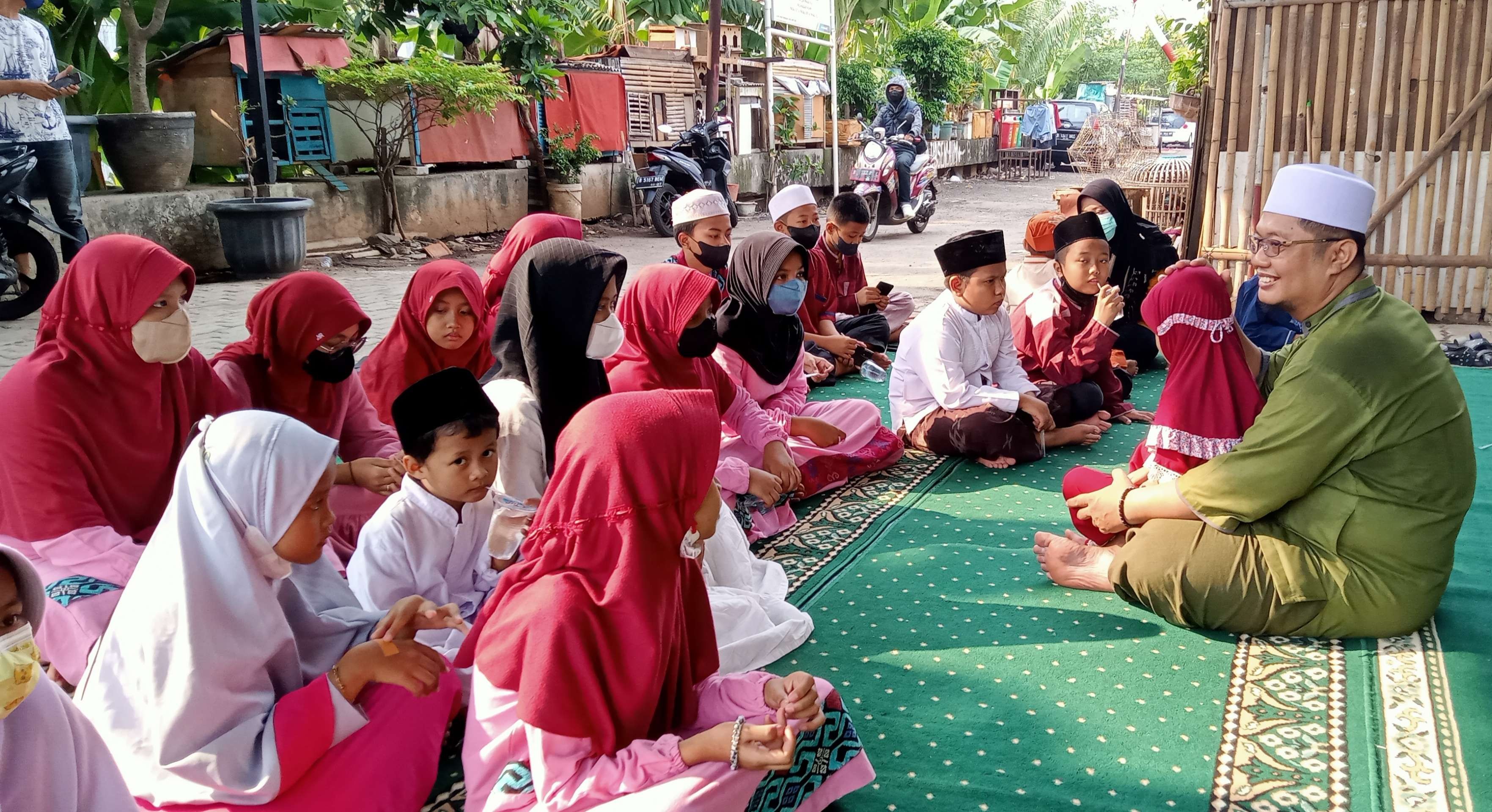 Ketua Yayasan Assyifa Teguh Widada selalu mengingatkan anak yatim selalu berdoa untuk orang tua dan menjadi anak yang saleh dan saleha (Foto: Asmanu Sudarso/Ngopibareng.id)