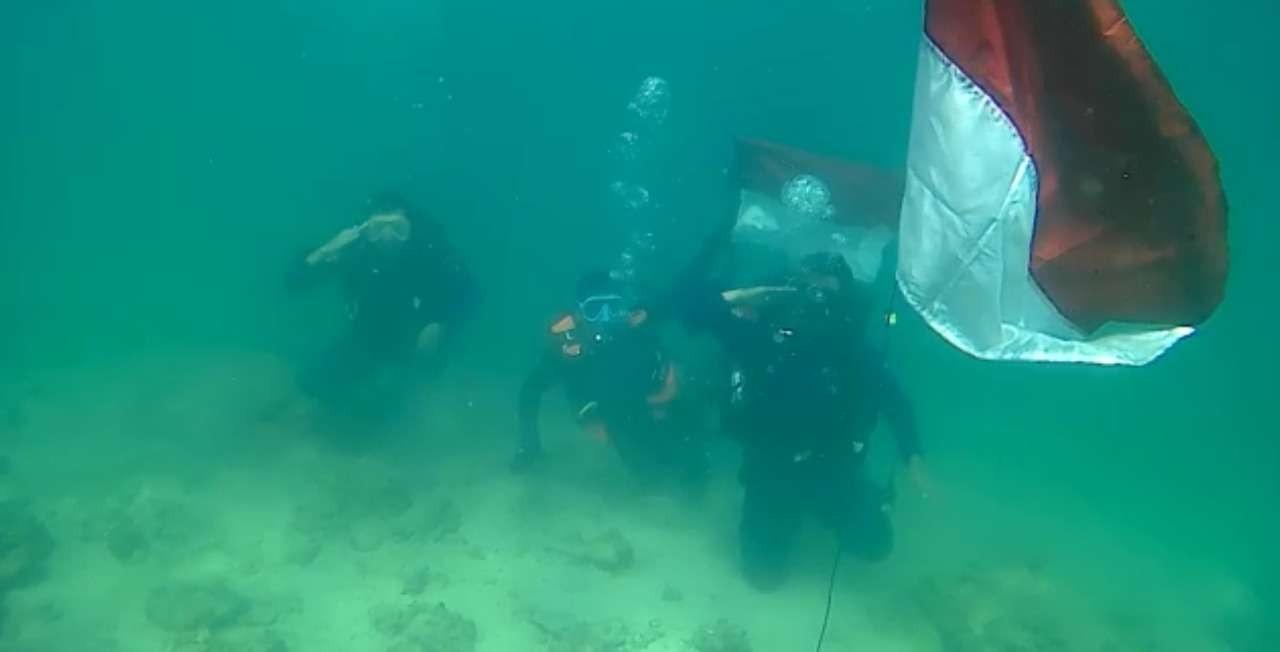 Bendera Merah Putih “berkibar” di peraiaran laut Pulau Giliketepang, Kecamacatan Sumberasih, Kabupaten Probolinggo. (Foto: Polairud Polres Probolinggo)