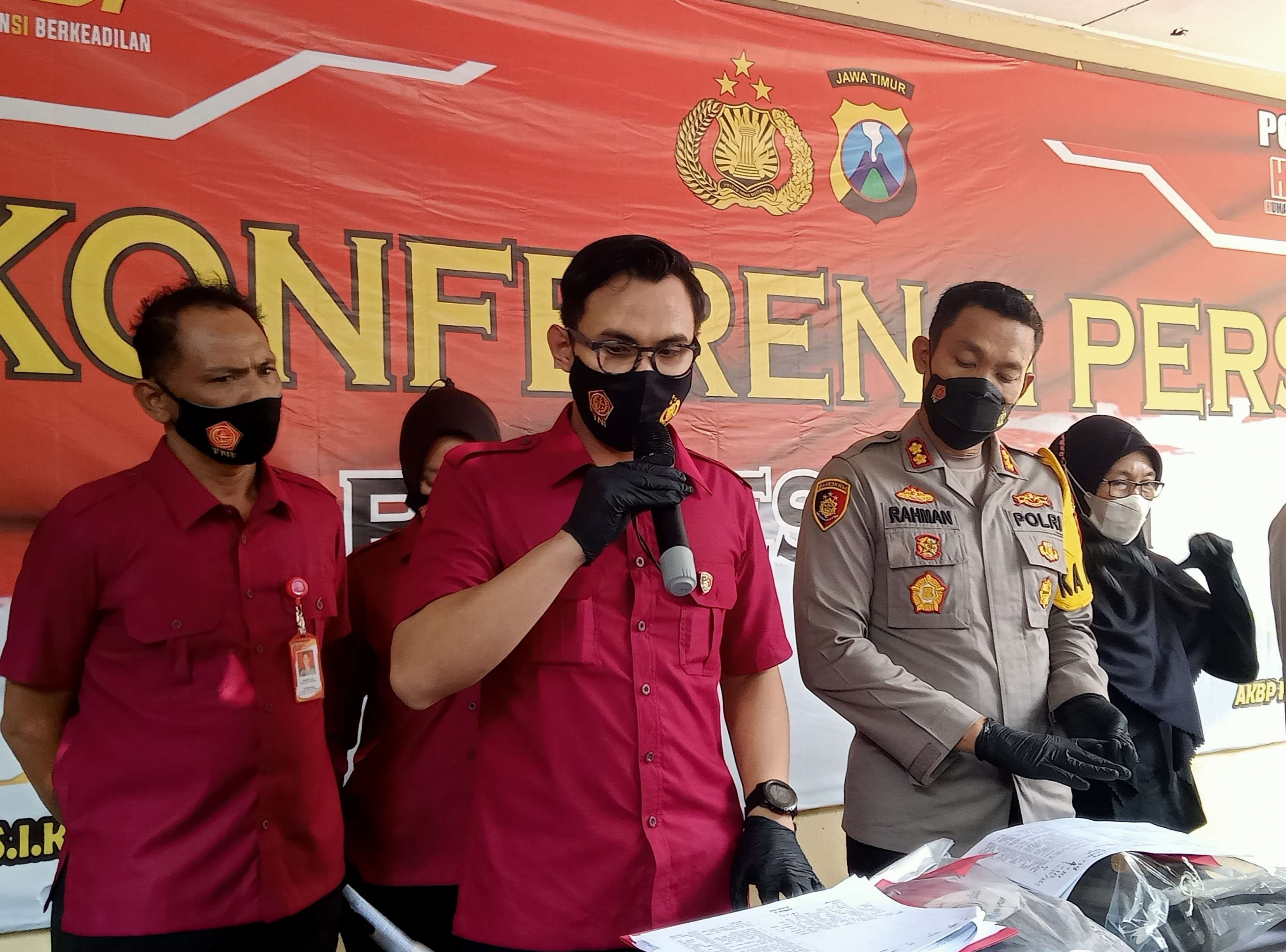 Kasatreskrim Polres Tuban saat mendampingi Kapolres melakukan konferensi pers di Mapolres Tuban (Khoirul Huda/Ngopibareng.id)