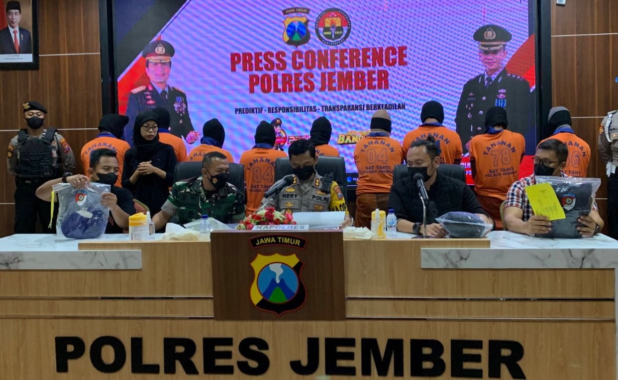 Sembilan orang tersangka teror pembakaran rumah dan kendaraan di Jember (Foto: dok. Polres Jember)