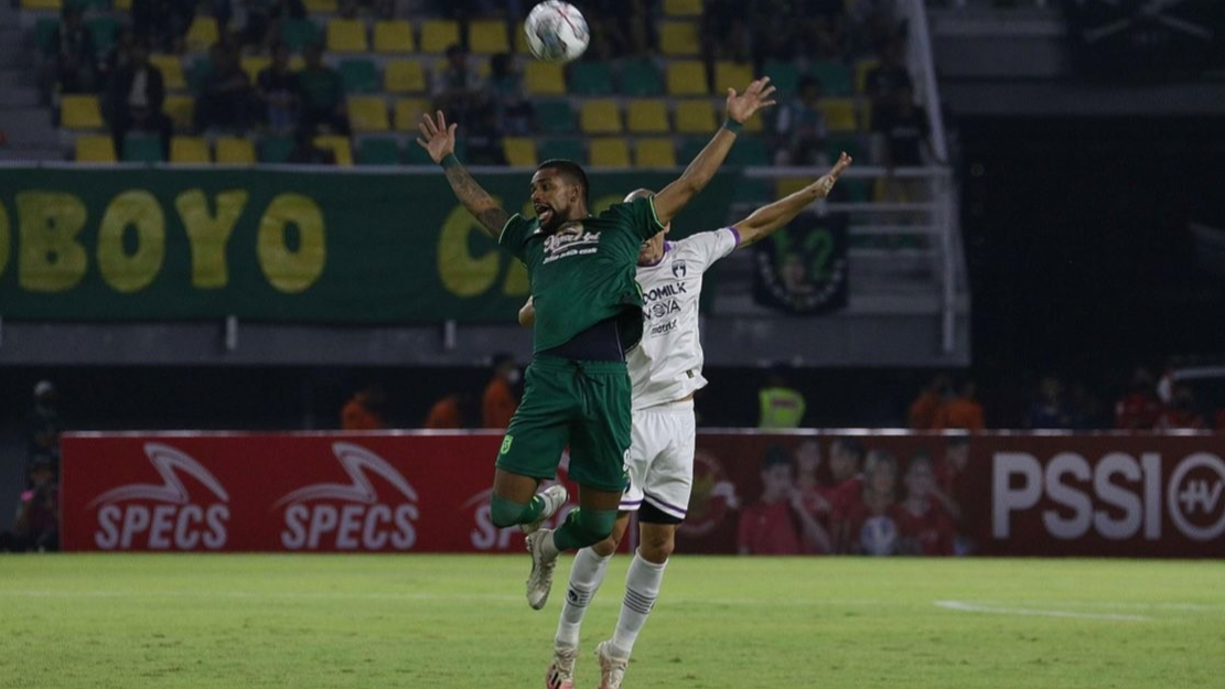 Pertandingan Persebaya melawan Persita yang tampak dihadiri sedikit penonton (Foto: Fariz Yarbo/Ngopibareng.id)