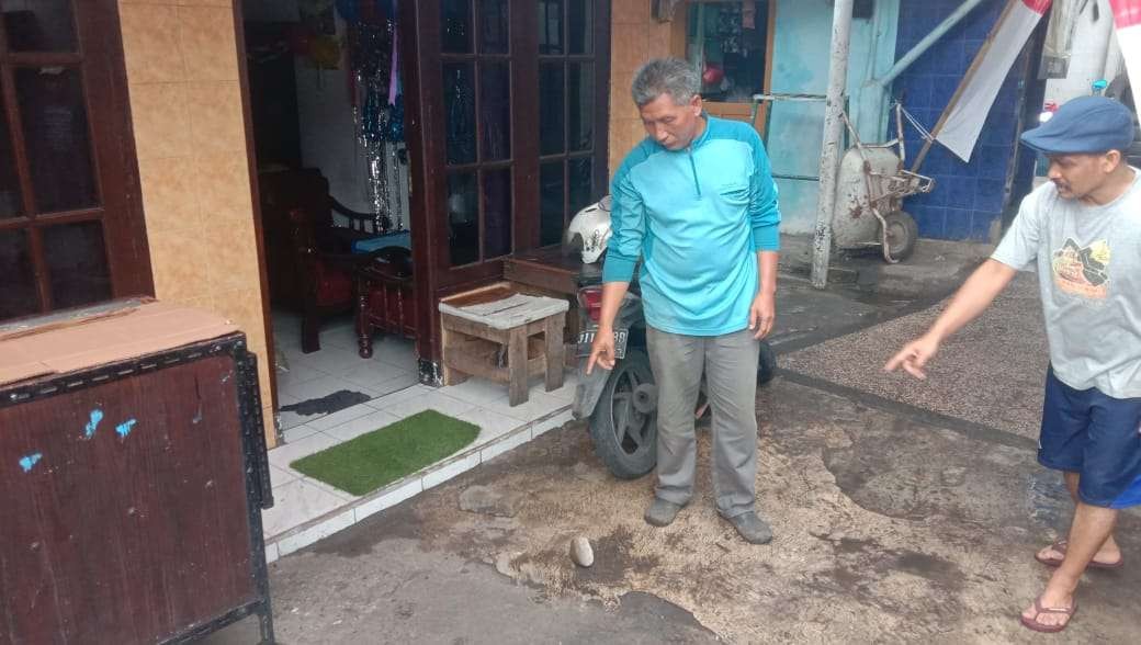 Salah satu barang bukti yaitu batu paving yang dilempar oleh kelompok perguruan pencak silat (Foto: Lalu Theo/Ngopibareng.id)