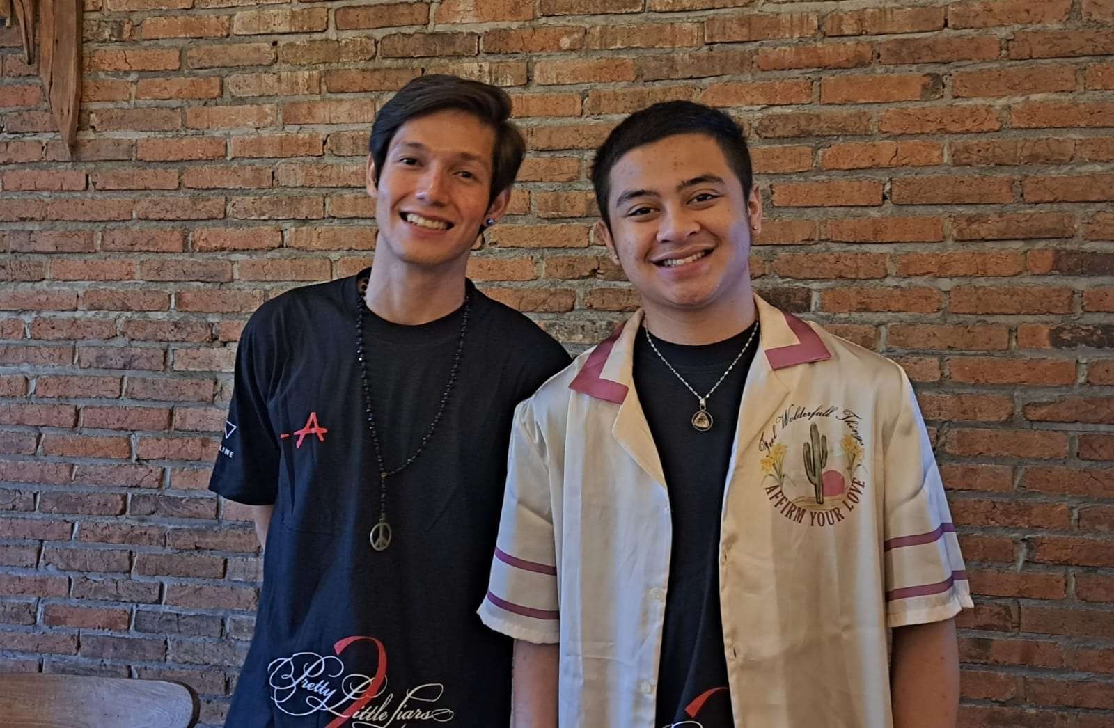 Naufal Samudra dan Bastian Steel pemain Series Pretty Little Liars Season 2 ditemui disalah satu cafe di Surabaya. (Foto: Pita Sari/Ngopibareng.id)