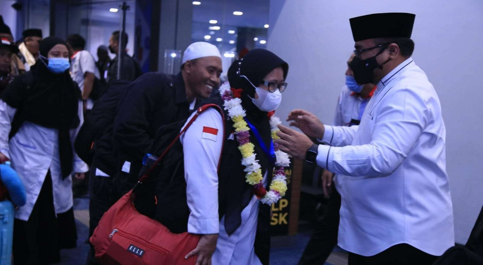 Menag Yaqut Cholil Qoumas menyambut kedatangan petugas daerah kerja Makkah di Bandara Soekarno-Hatta, Cengkareng, Minggu 7 Agustus 2022. (Foto: dok Humas Menag)