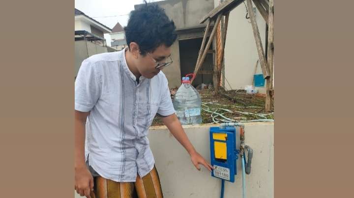 Salah satu warga terdampak air mati di Perumahan Grand Hill, Wonokoyo, Kota Malang (Foto: Lalu Theo/Ngopibareng.id)