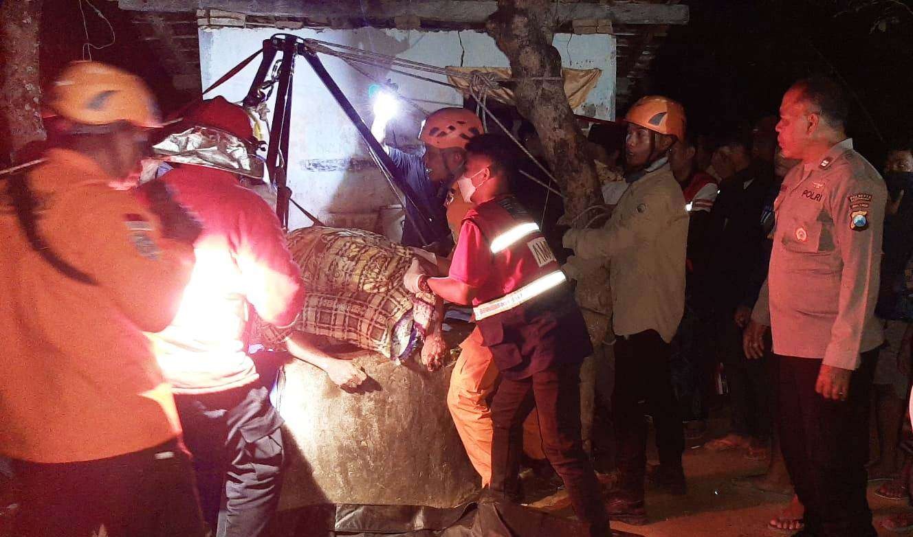 Proses evakuasi jenazah korban warga Kelurahan Branggahan, Kecamatan Ngadiluwih, Kediri, dari dalam sumur. (Foto: Dokumentasi Polsek Kalipuro)