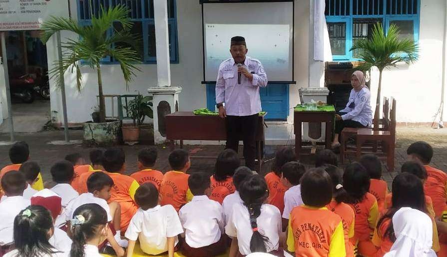 Puluhan murid SDN Penataban, Kecamatan Giri, Banyuwangi mengikuti sosialisasi pencegahan narkoba (foto:istimewa)