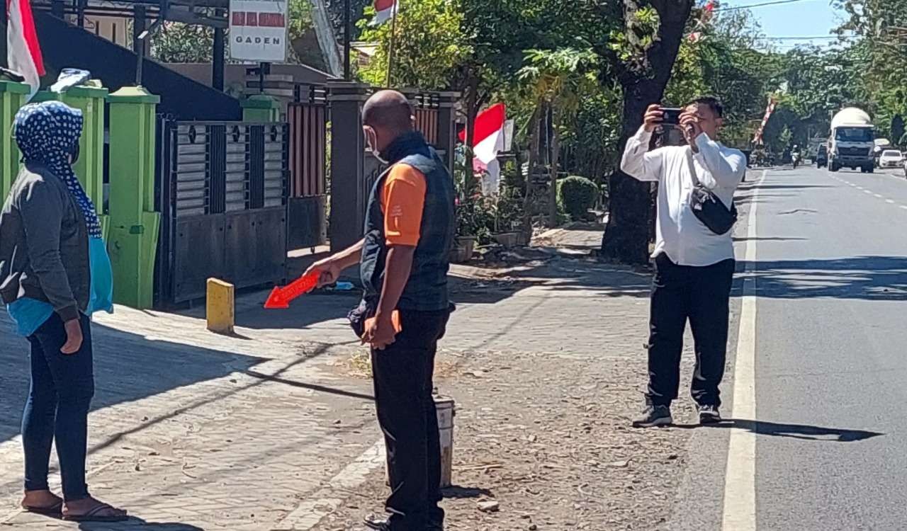 Petugas Polresta Probolinggo melakukan olah TKP terjadi laka lantas yang diduga berujung penganiayaan dilakukan seorang guru SD kepada purnawirawan TNI yang berujung maut. (Foto: Ikhsan Mahmudi/Ngopibareng.id)