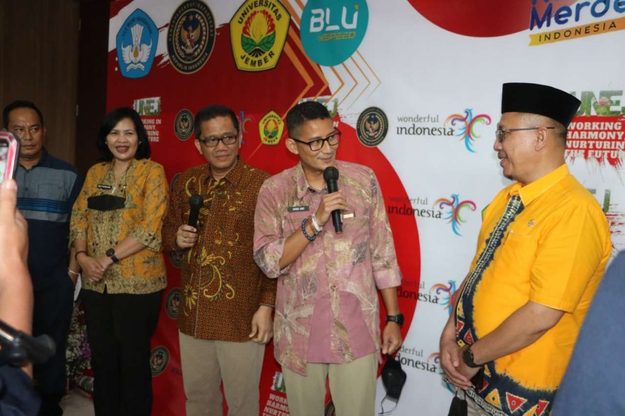 Menteri Pariwisata dan Ekonomi Kreatif (Menparekraf) Sandiaga Salahuddin Uno saat mengisi kuliah umum di Universitas Jember. (Foto: Humas Universitas Jember)