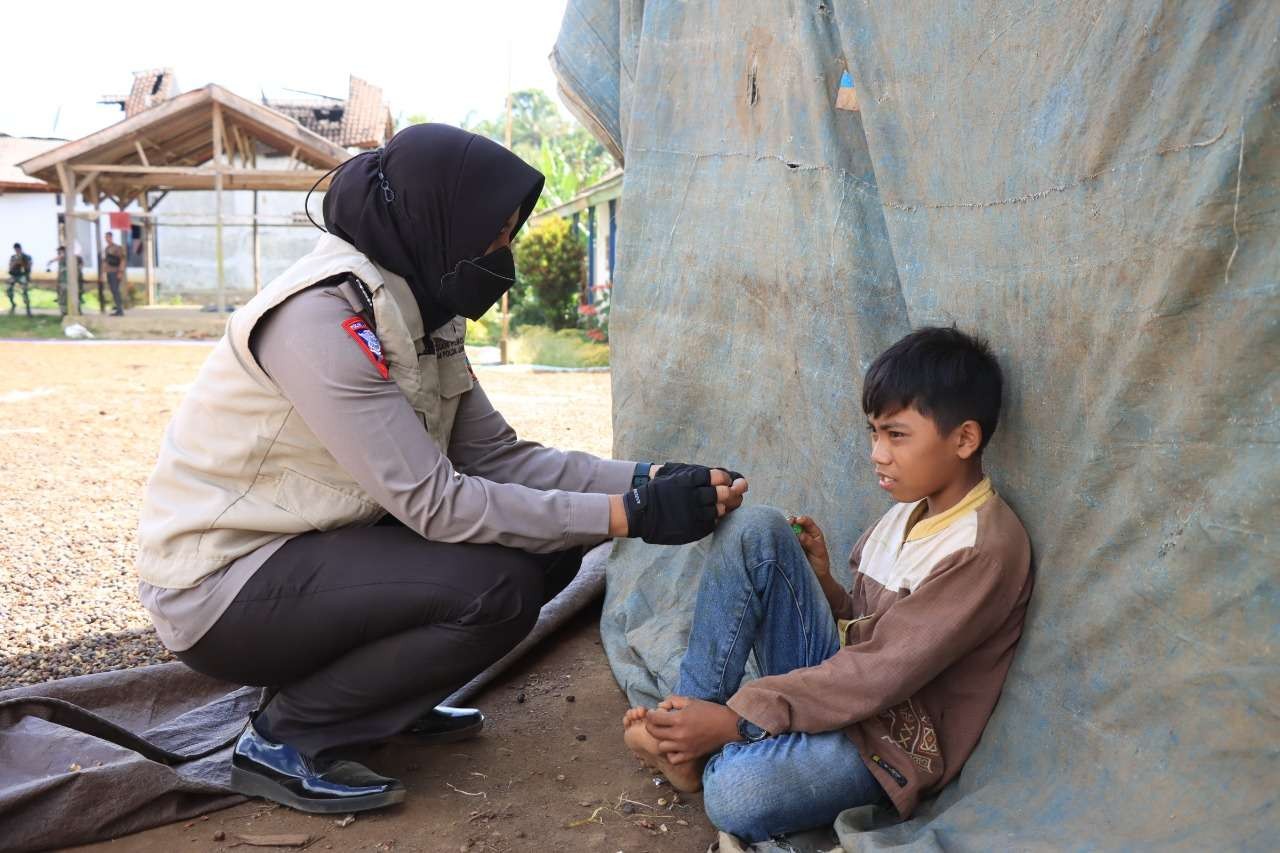 Polisi saat memberi motivasi dan mengajak anak-anak bernyanyi dan bermain. (Foto: Humas Polres Jember)