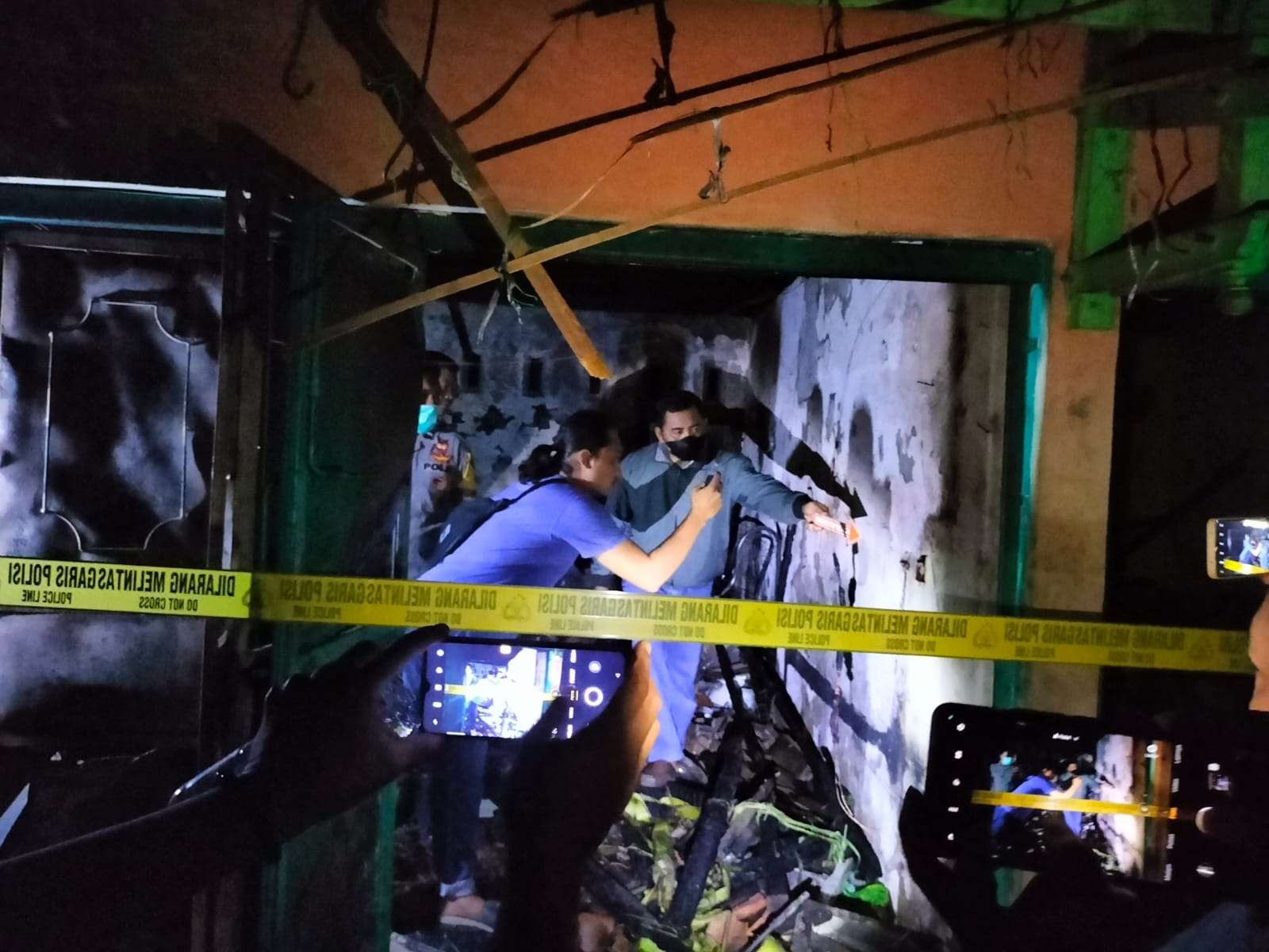 Kios yang terbakar dipasang garis polisi. (Foto: Dokumen Satpol PP Blora)