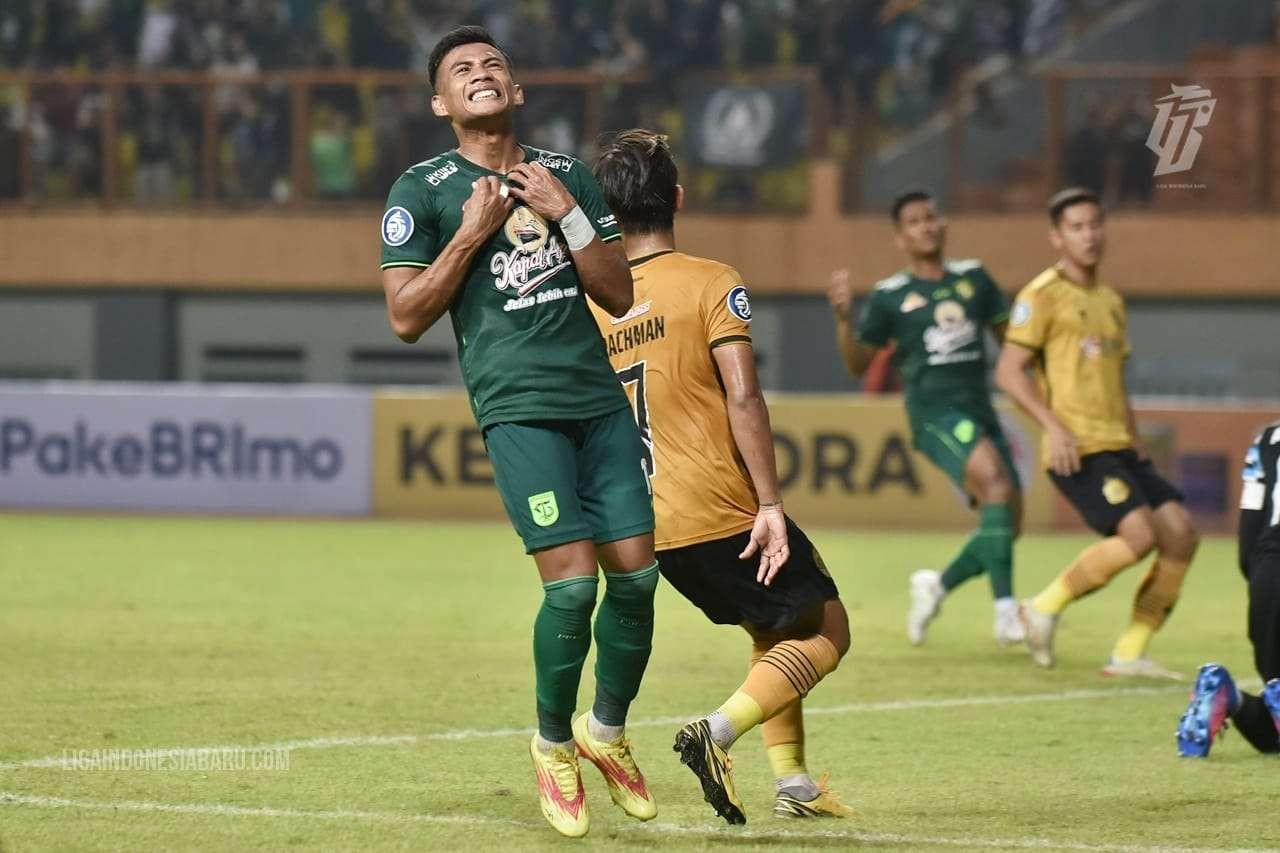 Ekspresi Pemain Persebaya, Ahmad Nufiandani gagal memanfaatkan peluang saat melawan Bhayankara FC di Stadion Wibawa Mukti, Bekasi, Minggu 7 Agustus 2022. Pelatih Persebaya, Aji Santoso mengaku kecewa dengan kekalahan Persebaya. (Foto: LIB)