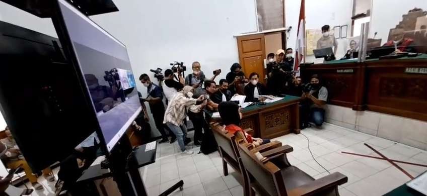 Medina Zein saat menjalani sidang di Pengadilan Negeri atas kasusnya mengancam Uci Flowdea dan Marissya Icha.(Foto: Youtube@InsertInvestigasi)