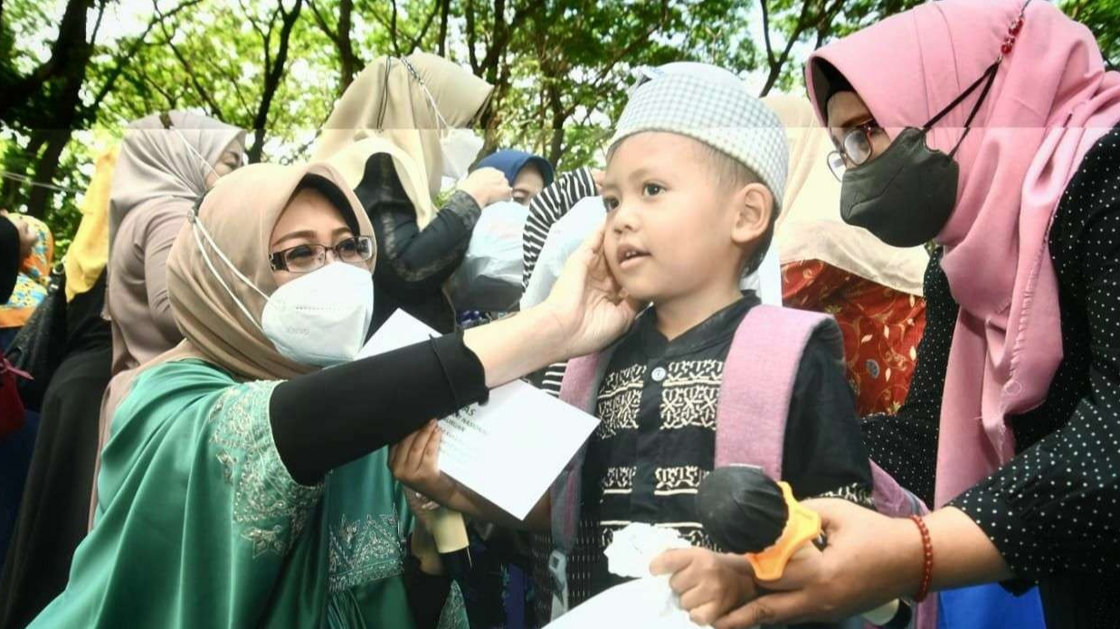 Ketua TP PKK Kota Pasuruan Dra. Hj. Fatma Saifullah Yusuf (Fatma) saat bertemu anak yatim dalam kegiatan Pekan Muharram, Pemkot Pasuruan bersama Baznas dan PKK setempat, Minggu 7 Agustus 2022. (Foto: Pemkot Pasuruan)