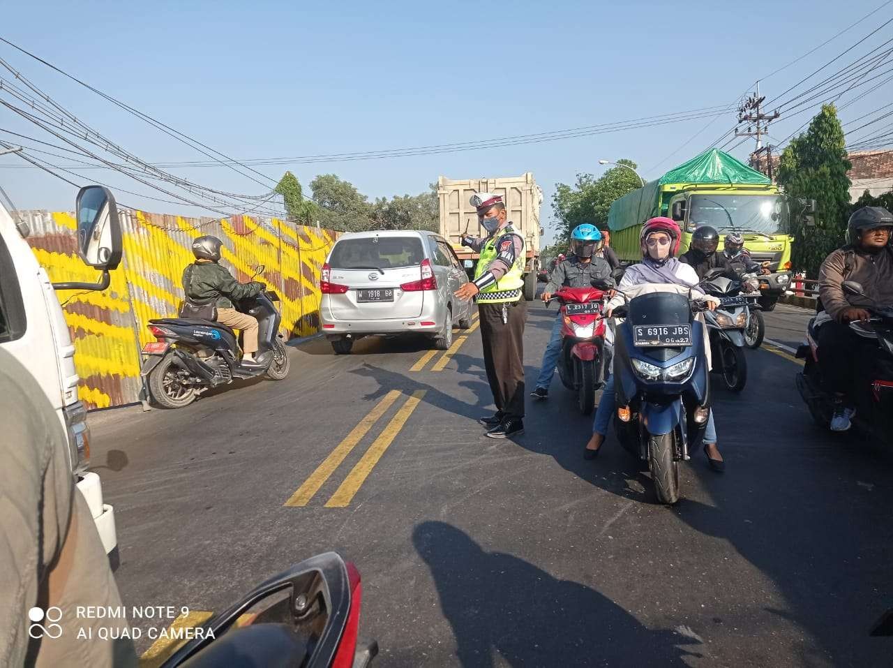 Sisi jembatan Ngaglik 1 Lamongan yang akan dibangun dipasang pagar lebih dulu demi keamanan pengendara. (Foto: Imron Rosidi/Ngopibareng.id)