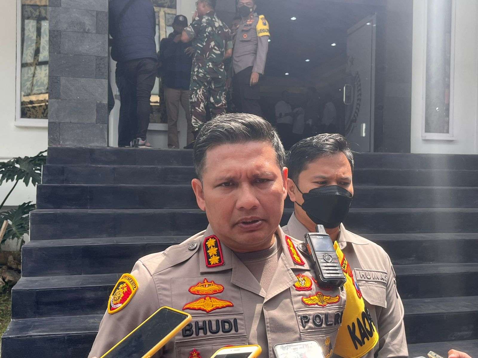 Kapolresta Malang Kota, Kombes Pol Bhudi Hermanto menjelaskan pihaknya sudah melakukan pemeriksaan saksi-saksi terkait insiden bentrokan antara PSHT vs warga di Mapolresta Malang Kota. (Foto: Lalu Theo/Ngopibareng.id)