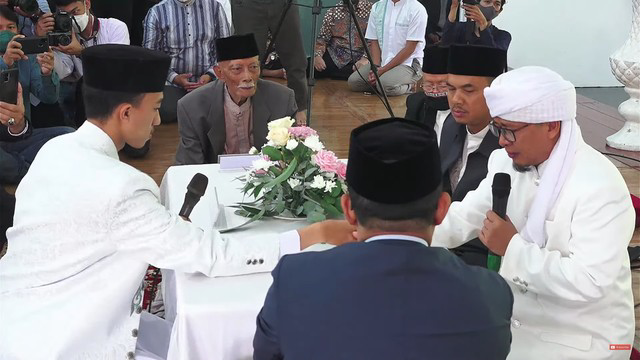 Abdullah Gymnastiar ketika menikahkan putrinya dengan Ahmad Nur Auzan Fajar, seorang penghafal Al-Quran, ia melakukan gtes sebelum ijab kabul. (Foto: YouTube AaGym Official)