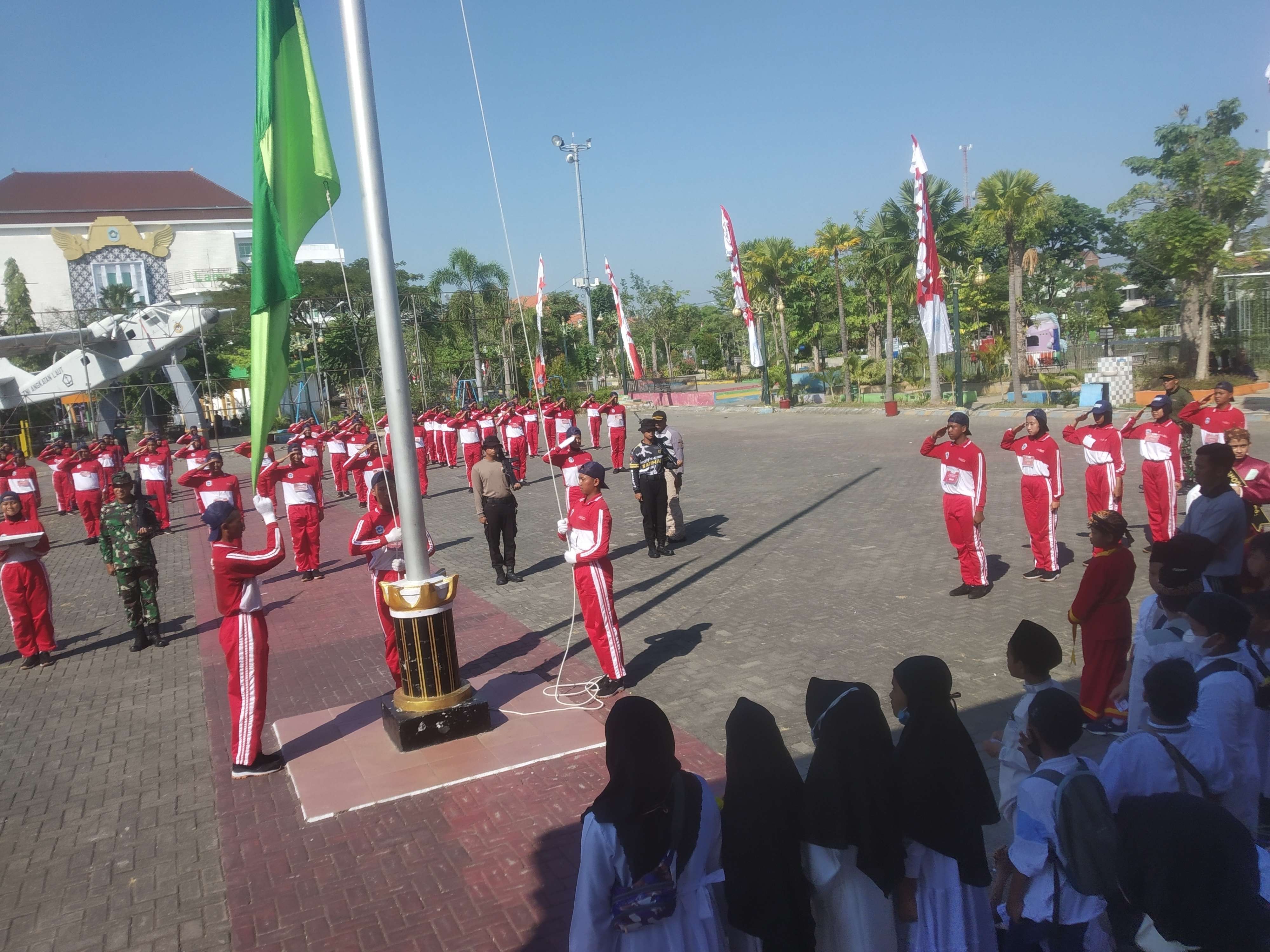 Latihan Paskibra Lamongan menjadi tontonan peserta pawai ta'aruf di Alun alun Lamongan.  Pawai ta'aruf lembaga pendidikan Muhammadiyah Lamongan (Foto: Imron Rosidi/Ngopibareng.id)