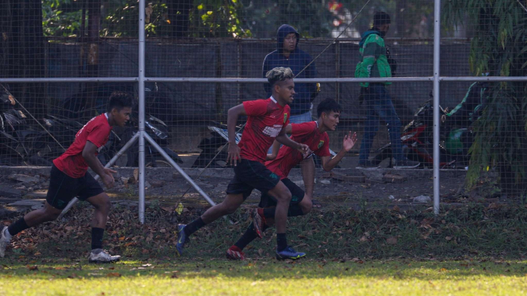 Pemain Persebaya, Alwi Slamat (tengah) saat menjalani latihan tim di Lapangan SIER, Surabaya, Selasa 9 Agustus 2022. (Foto: Fariz Yarbo/Ngopibareng.id)