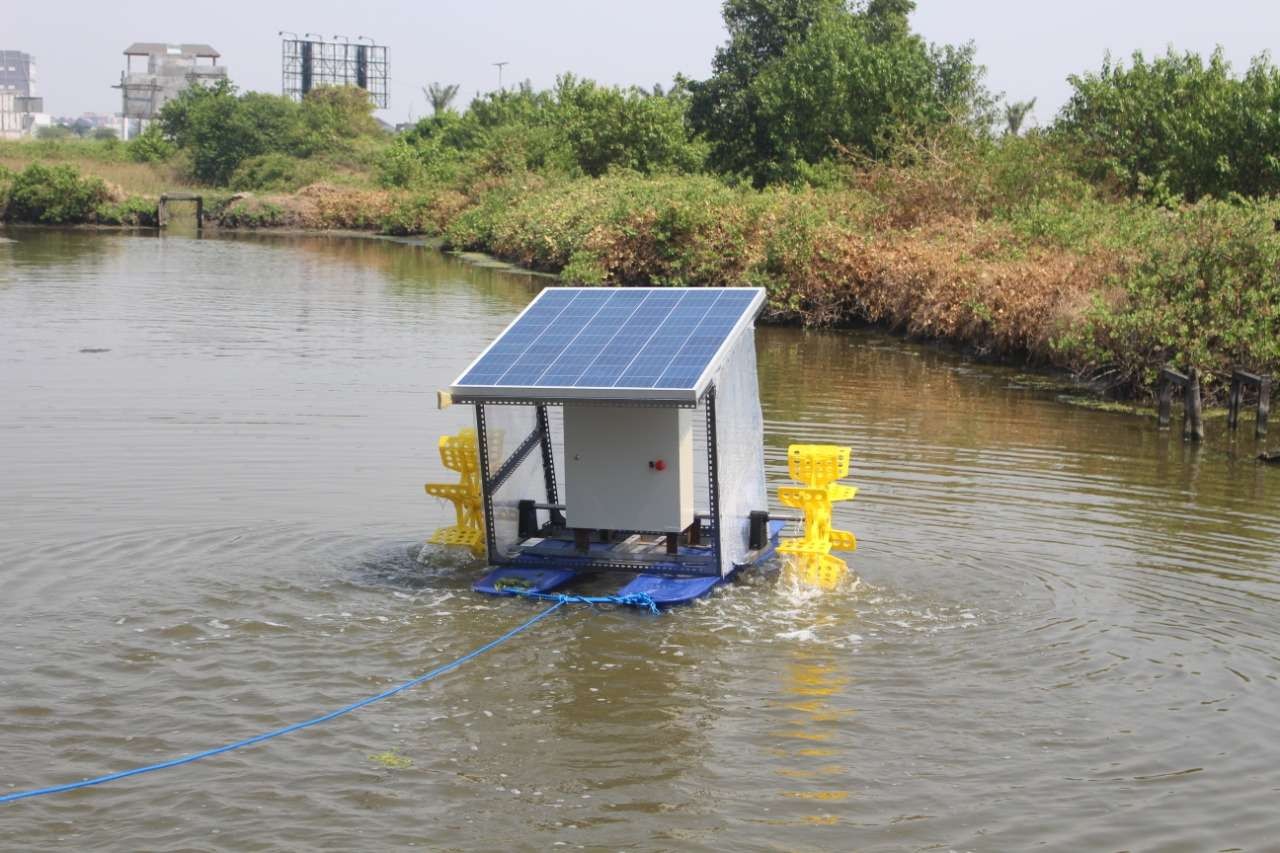 Aerator berbasis fotovoltaic yang diciptakan mahasiswa KKN ITS yang berguna membantu petani tambak udang. (Foto: Dokumentasi ITS)