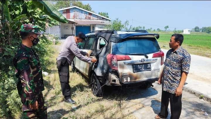 Kondisi mobil korban setelah terbakar. (Foto: Imron Rosidi/Ngopibareng.id)