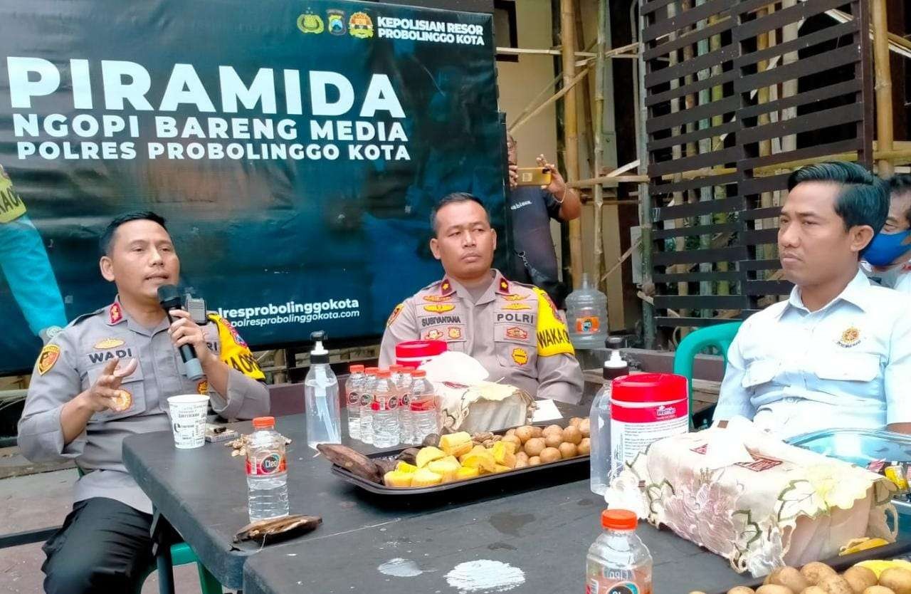 Kapolresta AKBP Wadi Sa’badi didampingi Wakapolresta Kompol Subiyantana dan Kasat Reskrim AKP Jamal. (Foto: Ikhsan Mahmudi/Ngopibareng.id)