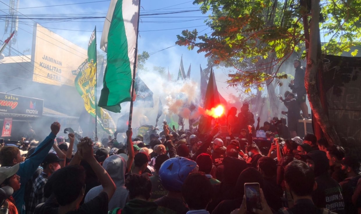 Ribuan Bonek geruduk kantor stasiun televisi di Surabaya (Foto: Andhi Dwi/Ngopibareng.id)