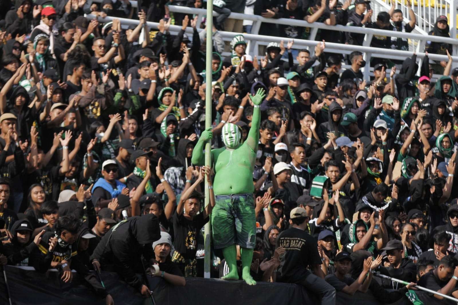 Aksi Bonek Mania saat mendukung Persebaya. (Foto: Fariz Yarbo/Ngopibareng.id)