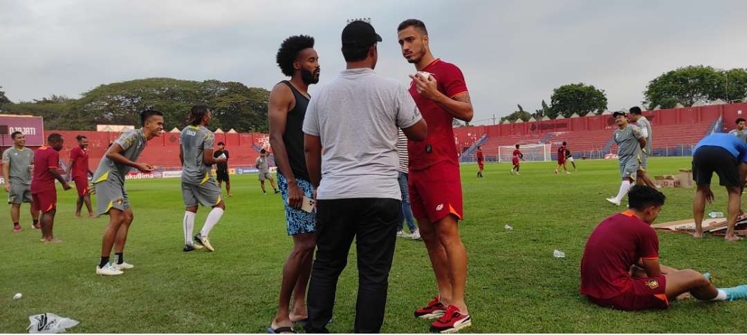 Jamu Borneo, bek andalan Persik Arthur Felix diragukan tampil. (Foto: Fendhy Plesmana/Ngopibareng.id)