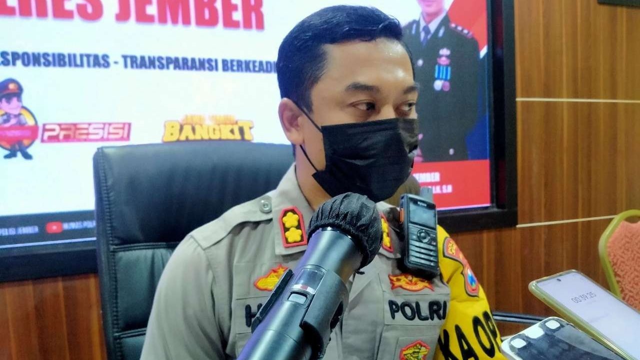 Kapolres Jember AKBP Hery Purnomo mengatakan, sebagian korban menjadi buron dalam kasus premanisme berbuntuk pembakaran sejumlah rumah. (Foto: Rusdi/Ngopibareng.id)